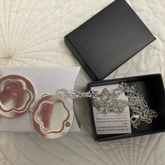 AVON NWT Silver Toned Giraffe Print Locket - Picture 4 of 4